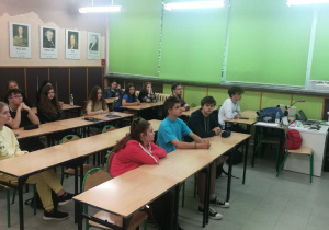 Uczniowie klasy 2P w pracowni polonistycznej słuchający wykładu
